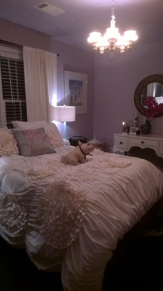 Свежая идея для дизайна: гостевая спальня среднего размера, (комната для гостей) в стиле неоклассика (современная классика) с фиолетовыми стенами - отличное фото интерьера