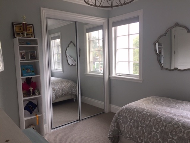 Diseño de habitación de invitados clásica renovada pequeña sin chimenea con paredes azules, moqueta y suelo beige