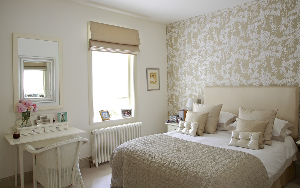 ダブリンにあるシャビーシック調のおしゃれな客用寝室 (マルチカラーの壁、アクセントウォール)