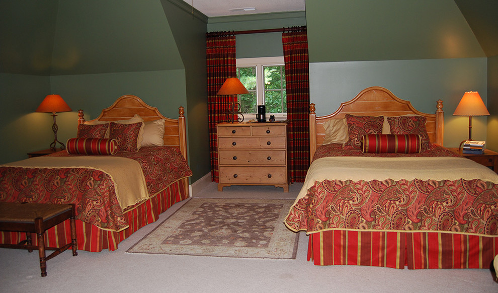 Идея дизайна: огромная гостевая спальня (комната для гостей) в классическом стиле с зелеными стенами, ковровым покрытием и фасадом камина из плитки без камина