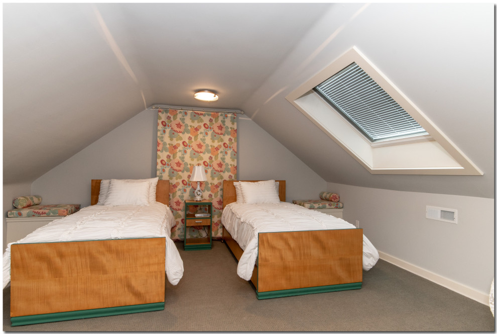 Imagen de habitación de invitados clásica pequeña con paredes grises, moqueta y suelo gris