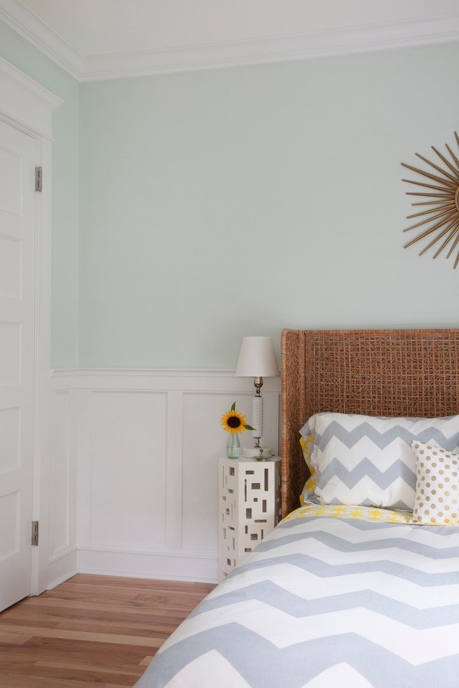 Foto de habitación de invitados de estilo americano con paredes verdes y suelo de madera en tonos medios