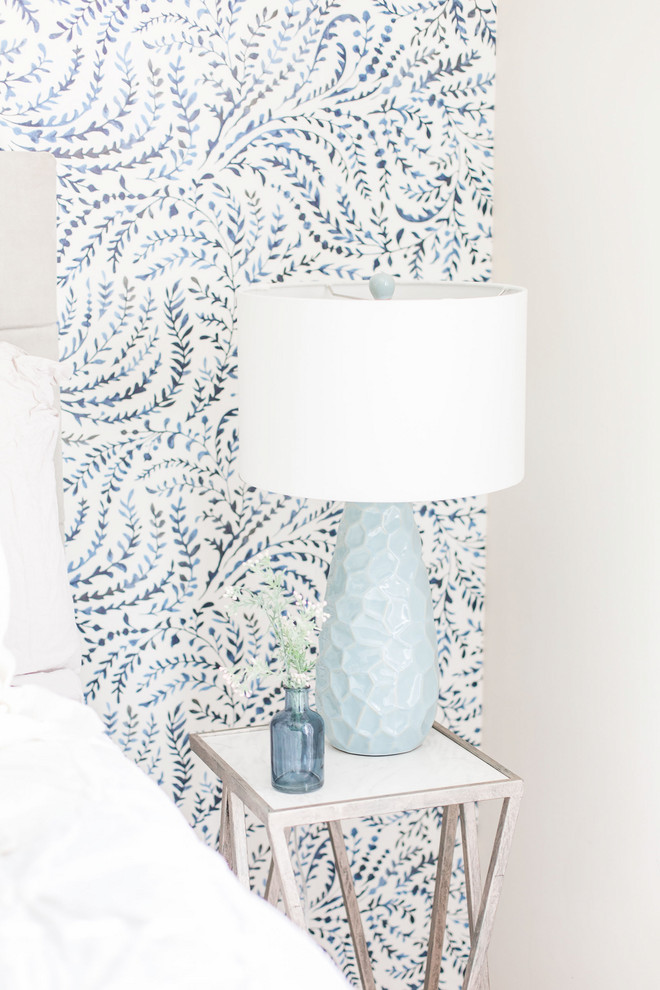 Modelo de habitación de invitados pequeña con paredes multicolor, moqueta y suelo beige