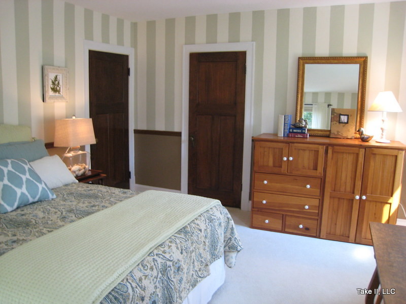 Imagen de habitación de invitados tradicional renovada de tamaño medio con paredes multicolor y moqueta