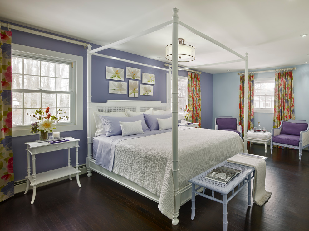 Стильный дизайн: гостевая спальня среднего размера, (комната для гостей) в стиле неоклассика (современная классика) с фиолетовыми стенами, темным паркетным полом и черным полом - последний тренд