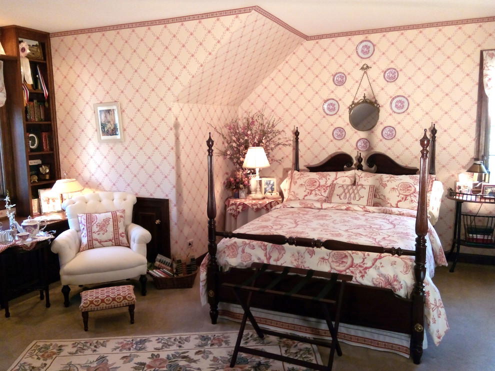 Cette photo montre une chambre chic de taille moyenne avec un mur rose et aucune cheminée.