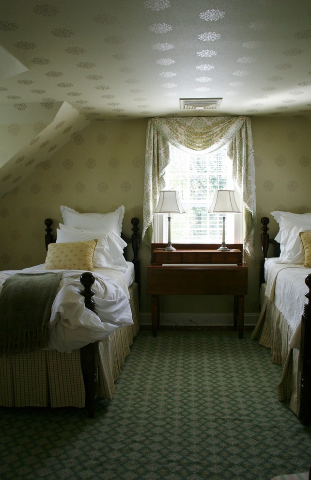 Imagen de habitación de invitados tradicional de tamaño medio sin chimenea con paredes beige y moqueta