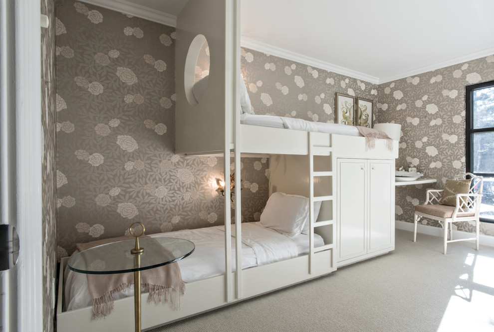 На фото: гостевая спальня среднего размера, (комната для гостей) в классическом стиле с серыми стенами и ковровым покрытием с