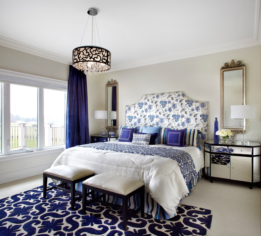 Источник вдохновения для домашнего уюта: спальня в классическом стиле с бежевыми стенами, ковровым покрытием и синими шторами