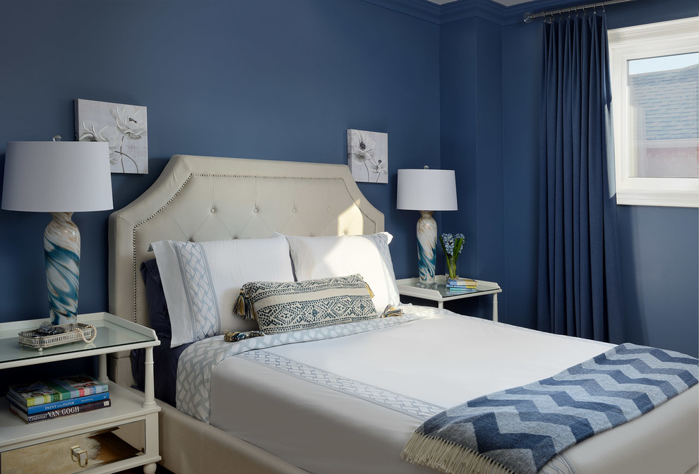 Réalisation d'une chambre d'amis design de taille moyenne avec un mur bleu, parquet en bambou et un sol marron.