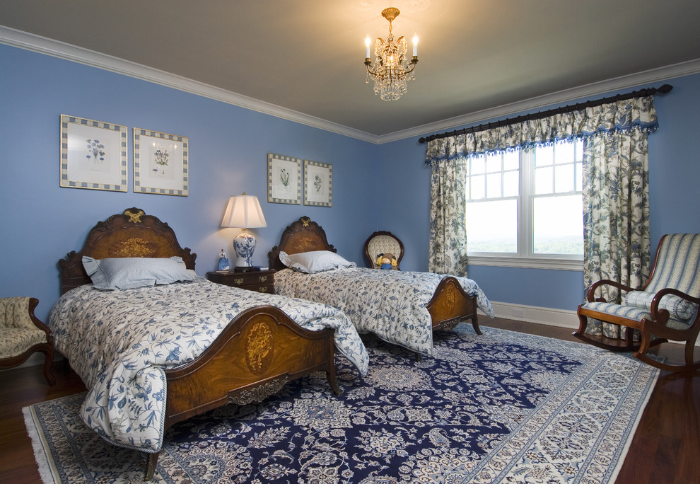 Источник вдохновения для домашнего уюта: гостевая спальня (комната для гостей) в классическом стиле с синими стенами и темным паркетным полом