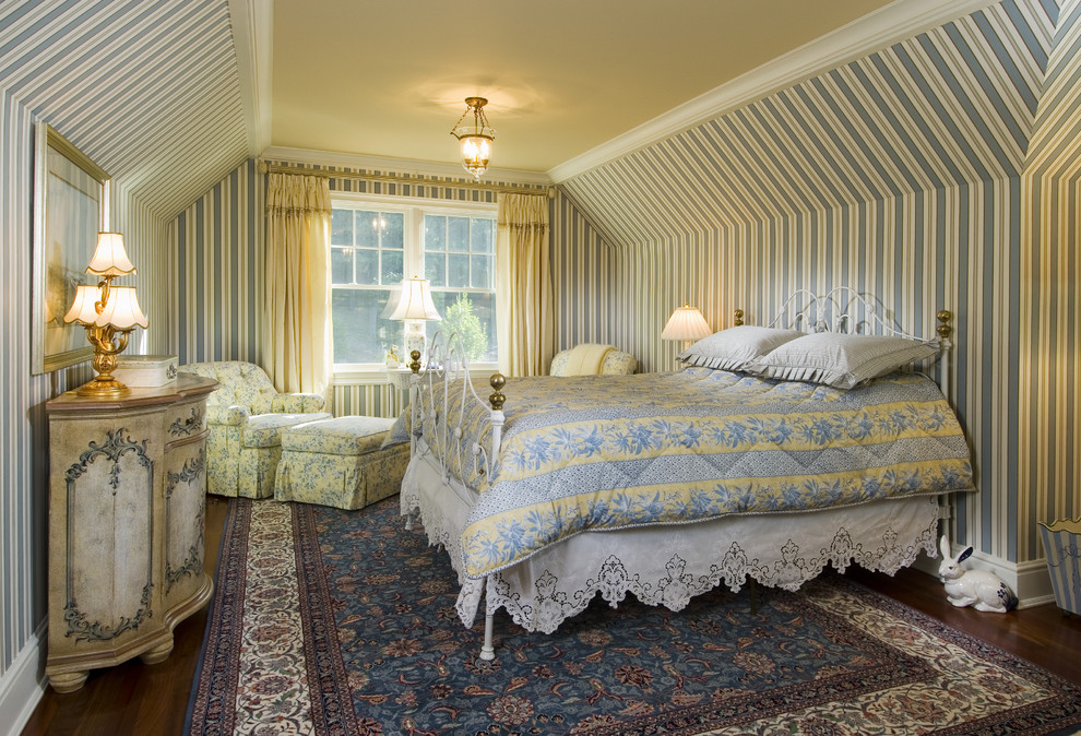 ブリッジポートにあるカントリー風のおしゃれな客用寝室 (マルチカラーの壁)