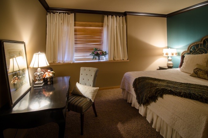 Imagen de dormitorio ecléctico de tamaño medio con paredes azules y moqueta