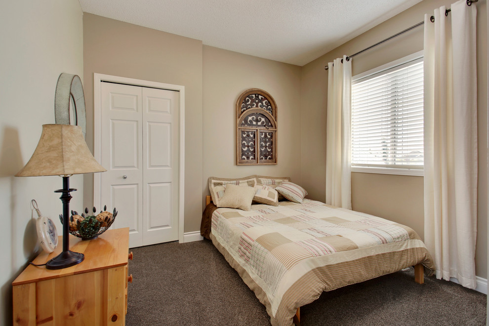 Photo of a small classic guest bedroom in Orange County with beige walls and carpet.