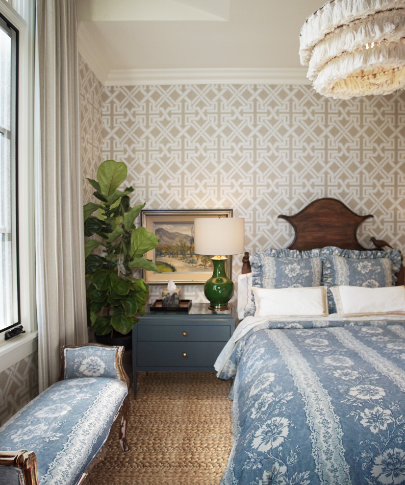 Ejemplo de habitación de invitados clásica de tamaño medio sin chimenea con paredes beige, suelo de madera en tonos medios, suelo marrón, papel pintado y casetón