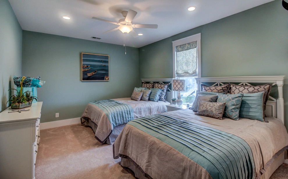 Imagen de habitación de invitados marinera de tamaño medio con paredes verdes y moqueta