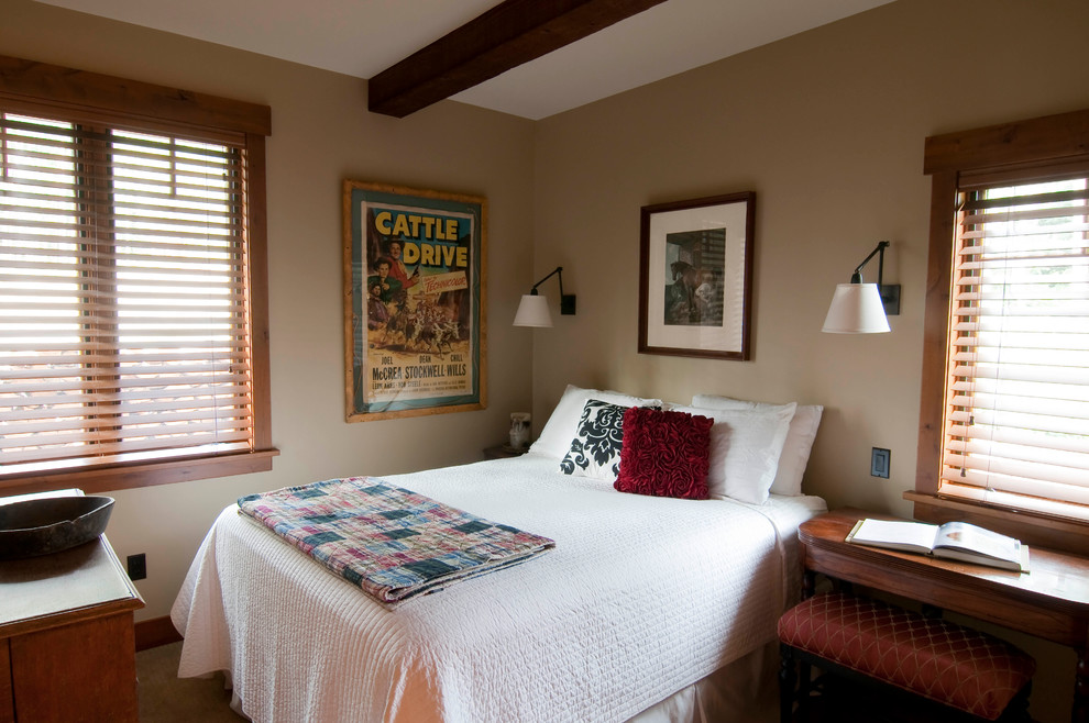 Mittelgroßes Uriges Gästezimmer ohne Kamin mit beiger Wandfarbe und Teppichboden in Denver