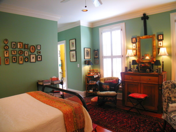 На фото: большая гостевая спальня (комната для гостей) в классическом стиле с зелеными стенами и паркетным полом среднего тона без камина с
