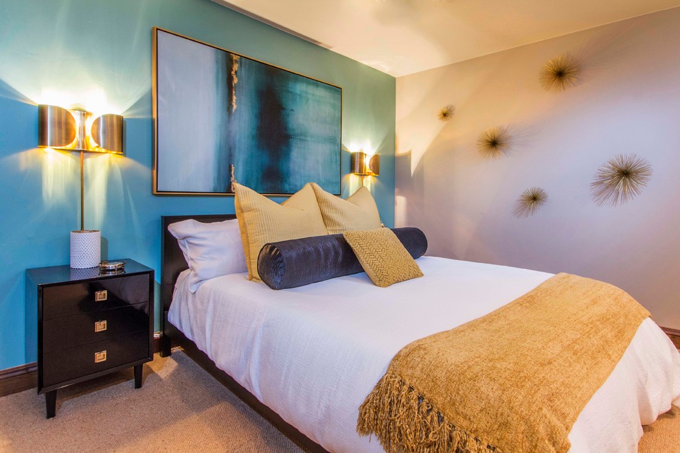 Пример оригинального дизайна: гостевая спальня среднего размера, (комната для гостей) в современном стиле с синими стенами и ковровым покрытием