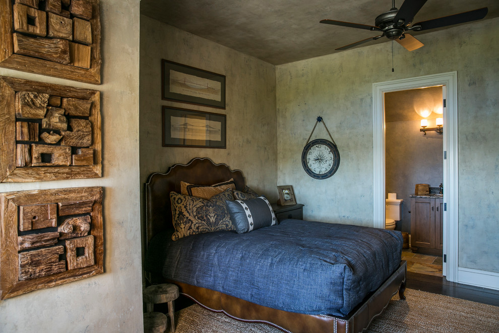 Foto de habitación de invitados mediterránea con paredes beige y suelo de madera oscura