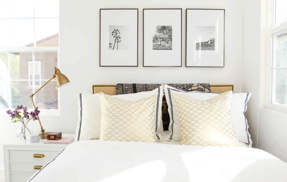 На фото: спальня в стиле неоклассика (современная классика) с белыми стенами и ковровым покрытием