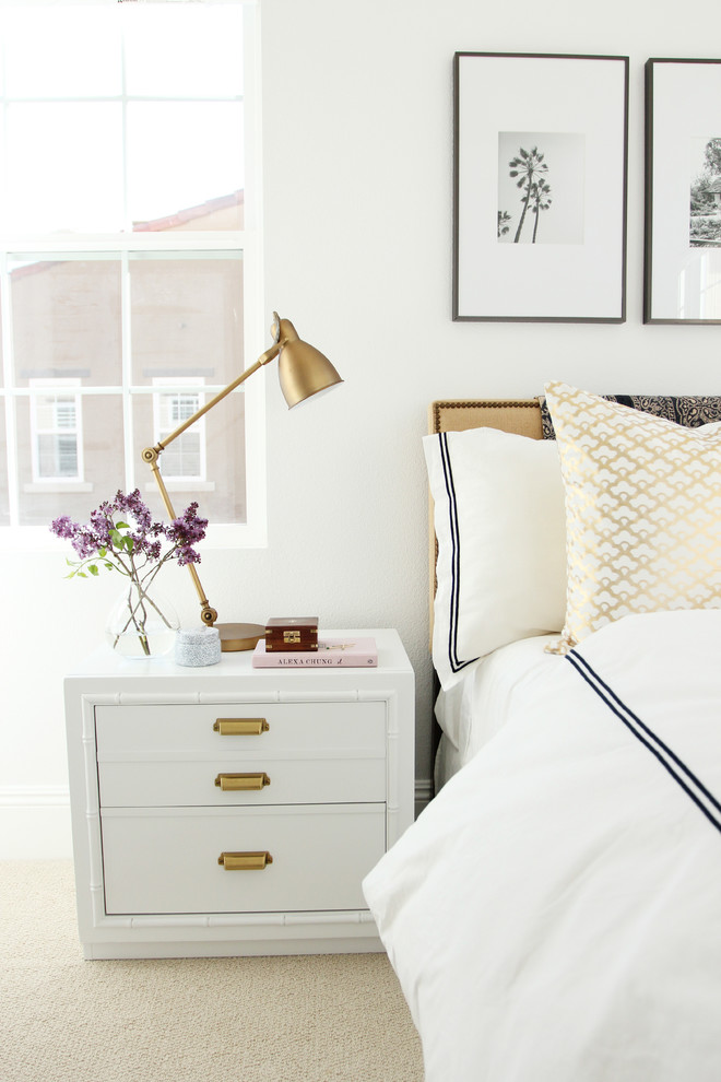 Modelo de dormitorio tradicional renovado con paredes blancas y moqueta