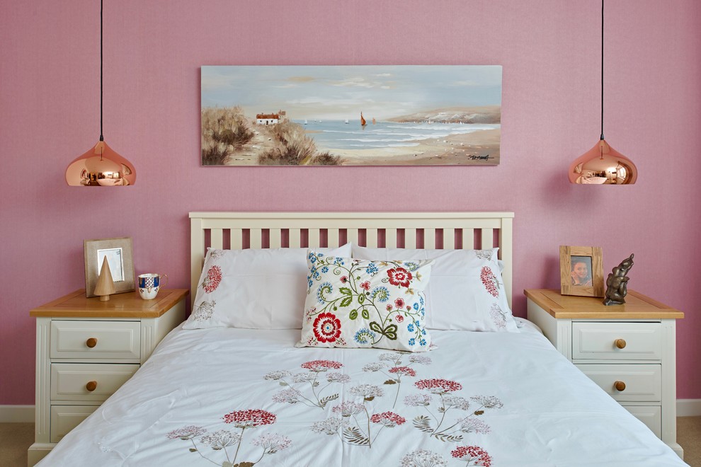 Cette photo montre une chambre chic de taille moyenne avec un mur rose et un sol beige.