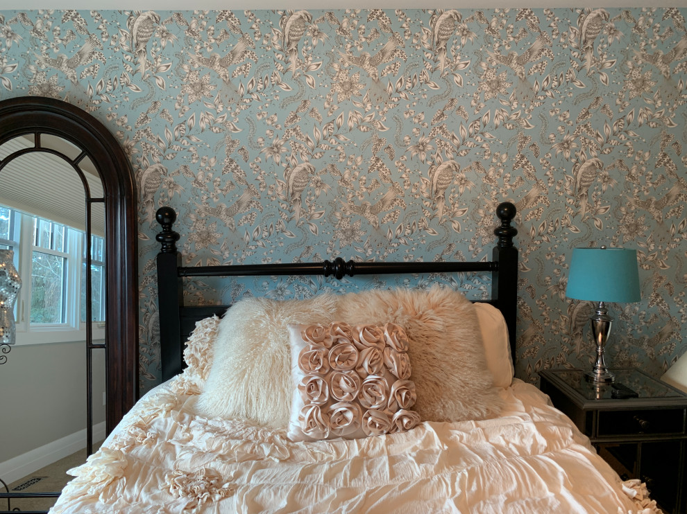 Стильный дизайн: большая хозяйская спальня в стиле фьюжн с бежевыми стенами, ковровым покрытием, горизонтальным камином, фасадом камина из дерева и бежевым полом - последний тренд
