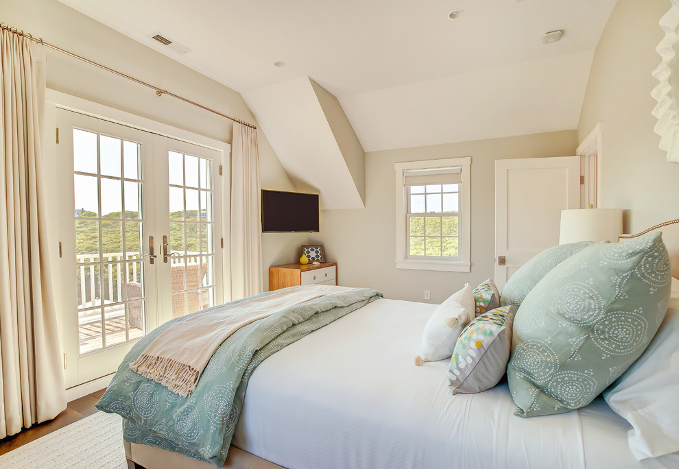 Ejemplo de dormitorio principal marinero de tamaño medio sin chimenea con paredes beige, suelo de madera en tonos medios y suelo marrón