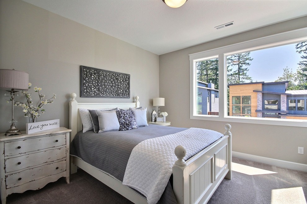 Esempio di una grande camera degli ospiti minimal con pareti beige, moquette e pavimento beige