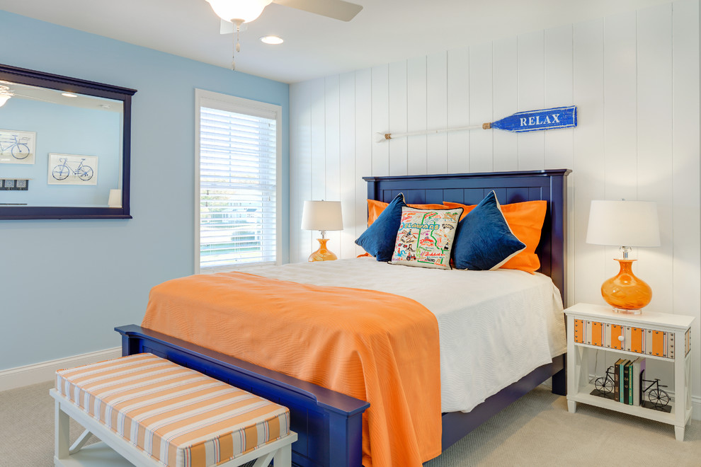 他の地域にある中くらいなビーチスタイルのおしゃれな寝室 (青い壁、カーペット敷き)
