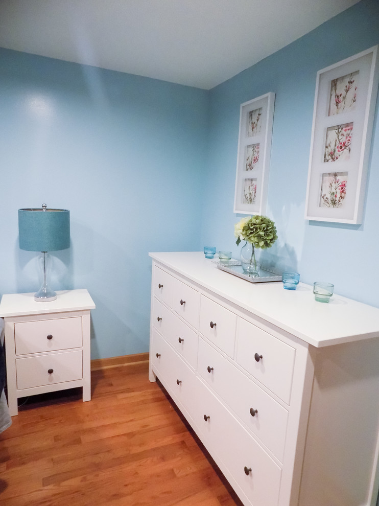 Idee per una camera degli ospiti costiera di medie dimensioni con pareti blu, parquet chiaro e pavimento marrone