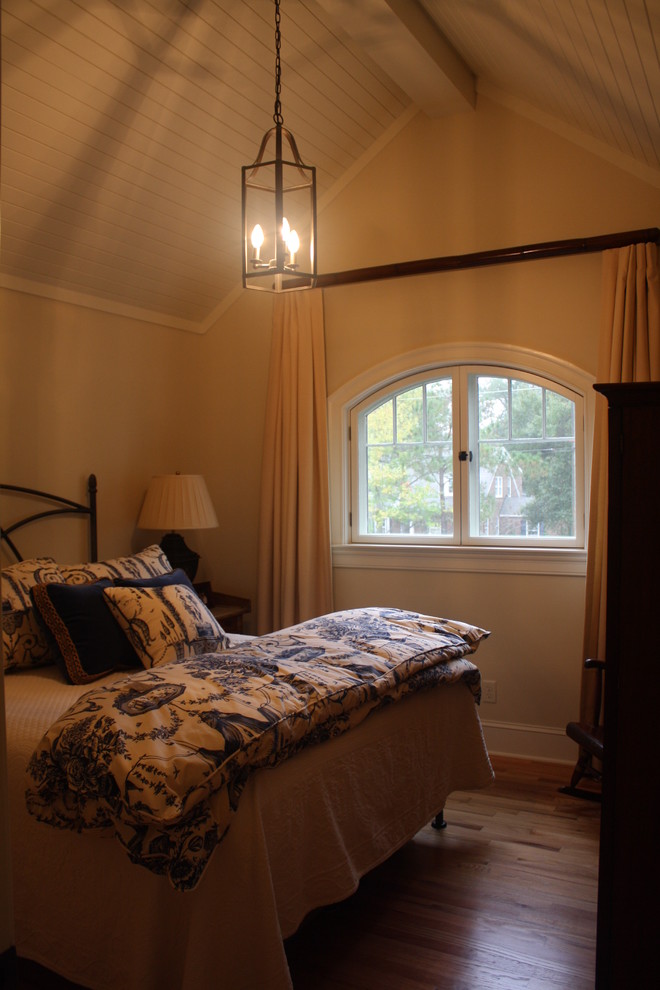 Foto di una camera degli ospiti classica di medie dimensioni con pavimento in legno massello medio e pareti beige