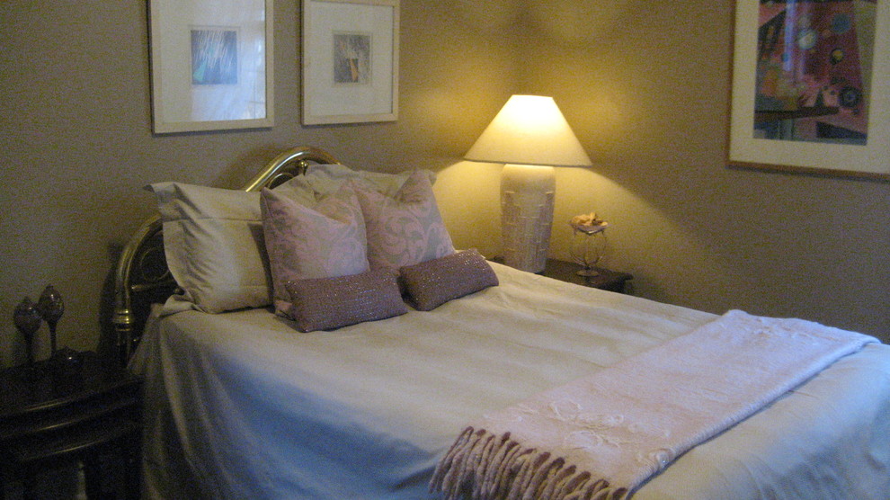 На фото: гостевая спальня среднего размера, (комната для гостей) в стиле фьюжн с бежевыми стенами, паркетным полом среднего тона и бежевым полом без камина