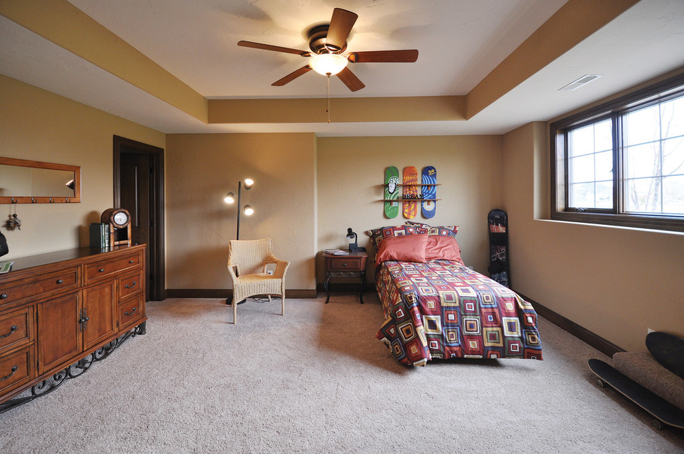 На фото: большая гостевая спальня (комната для гостей) в классическом стиле с бежевыми стенами и ковровым покрытием с