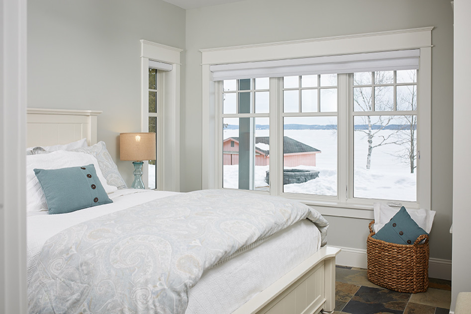 Foto de habitación de invitados costera de tamaño medio sin chimenea con paredes grises y suelo de pizarra