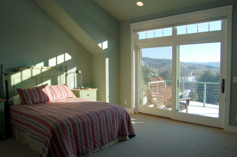 На фото: большая хозяйская спальня в классическом стиле с зелеными стенами и ковровым покрытием без камина с