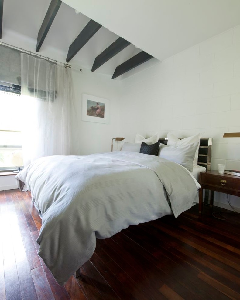 ハンプシャーにあるコンテンポラリースタイルのおしゃれな寝室 (白い壁、濃色無垢フローリング) のインテリア
