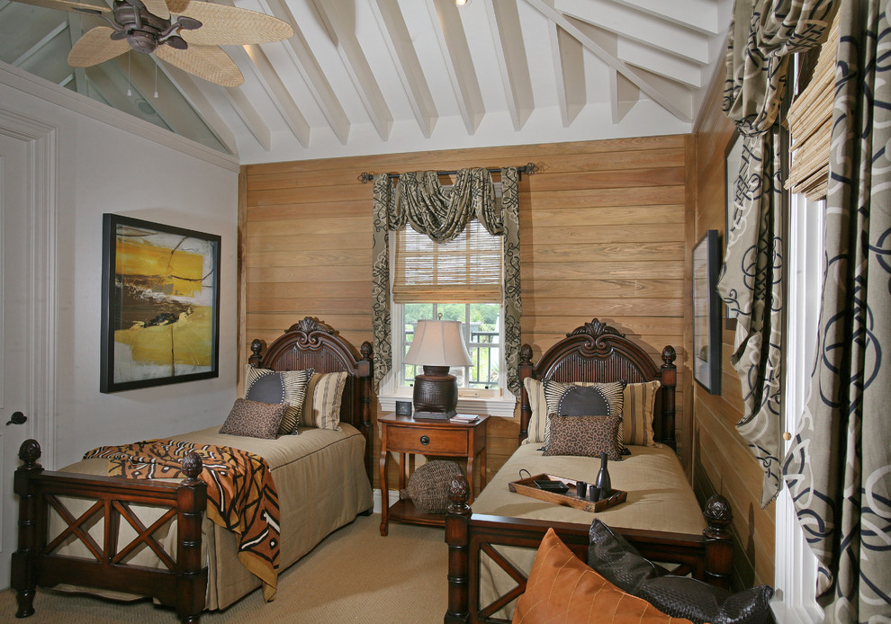 Стильный дизайн: гостевая спальня (комната для гостей) в средиземноморском стиле с ковровым покрытием без камина - последний тренд