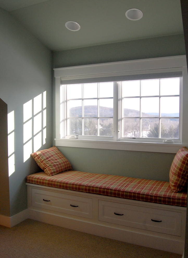 ブリッジポートにある小さなトラディショナルスタイルのおしゃれな主寝室 (緑の壁、カーペット敷き、暖炉なし) のインテリア