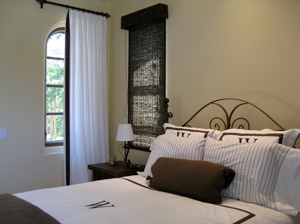 Идея дизайна: гостевая спальня среднего размера, (комната для гостей) в классическом стиле с желтыми стенами, темным паркетным полом и коричневым полом без камина