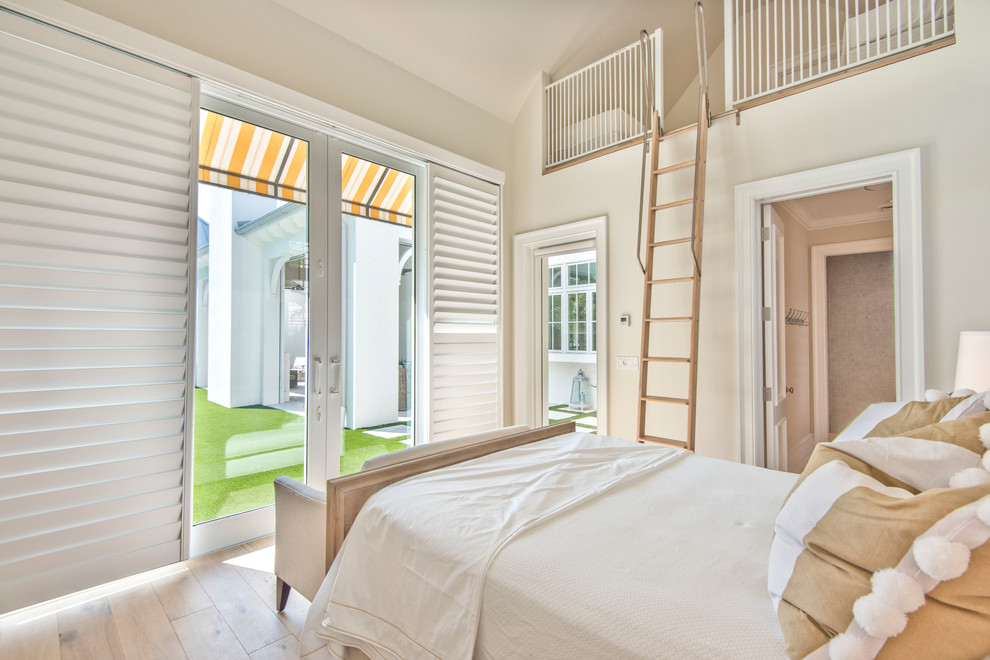 На фото: спальня среднего размера на антресоли в стиле кантри с бежевыми стенами и светлым паркетным полом без камина
