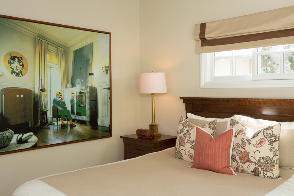Diseño de habitación de invitados tradicional renovada de tamaño medio con paredes beige y suelo de madera en tonos medios