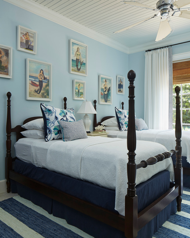 На фото: маленькая гостевая спальня (комната для гостей) в морском стиле с синими стенами, полом из керамической плитки и бежевым полом без камина для на участке и в саду с