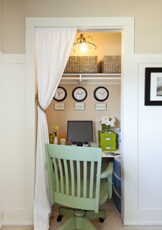 Cette photo montre une petite chambre avec moquette chic avec un mur blanc.