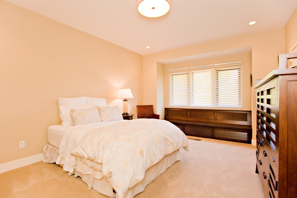 Modelo de habitación de invitados actual grande con paredes beige y moqueta