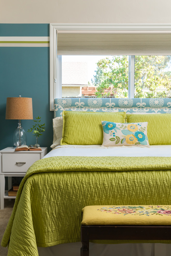 На фото: гостевая спальня (комната для гостей) в стиле фьюжн с синими стенами и ковровым покрытием без камина