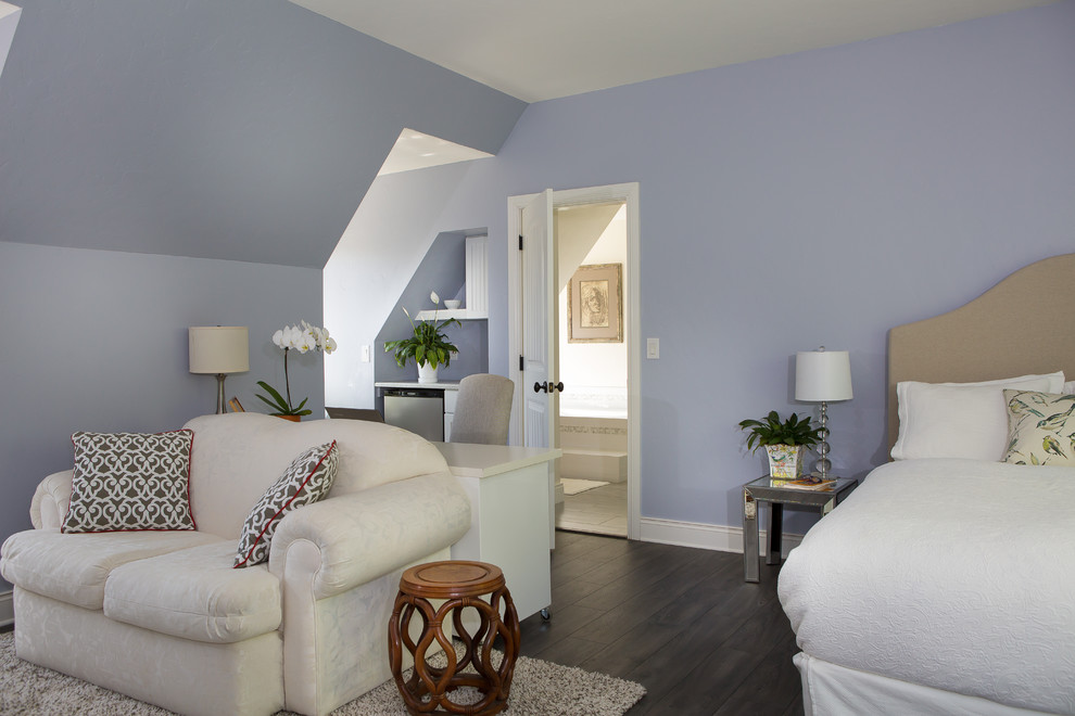 Diseño de habitación de invitados actual grande sin chimenea con paredes púrpuras, suelo de madera oscura y suelo gris
