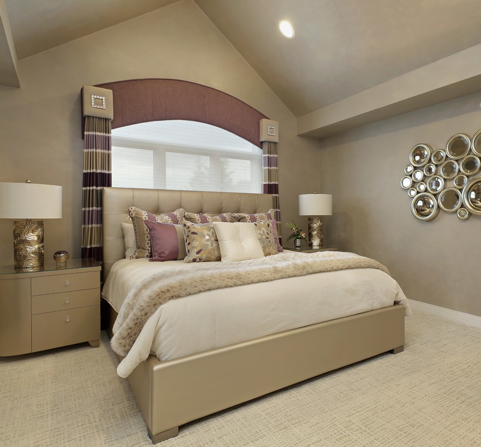 Diseño de habitación de invitados actual extra grande con paredes beige, moqueta y suelo blanco