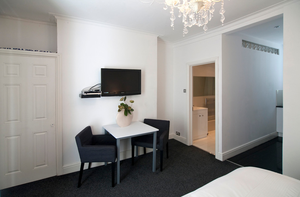 Mittelgroßes Modernes Gästezimmer mit weißer Wandfarbe und Teppichboden in London